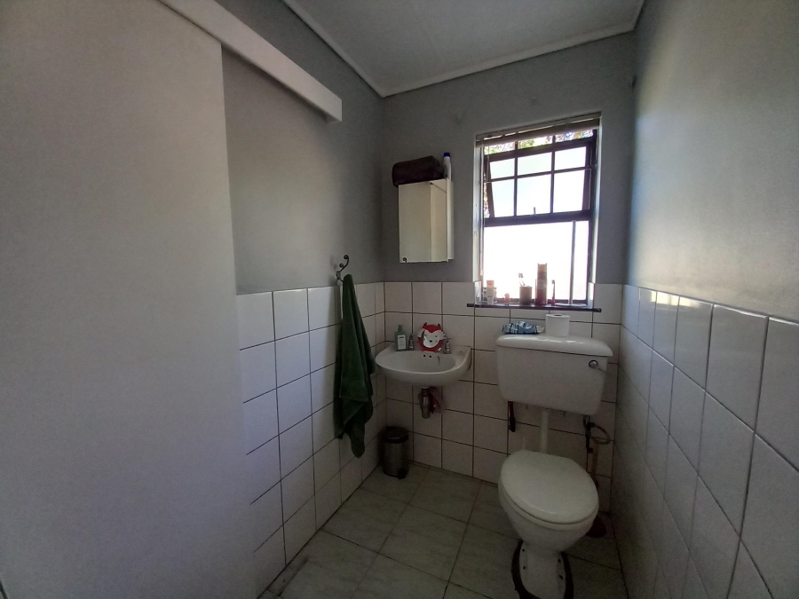 To Let 4 Bedroom Property for Rent in Rouxville Western Cape